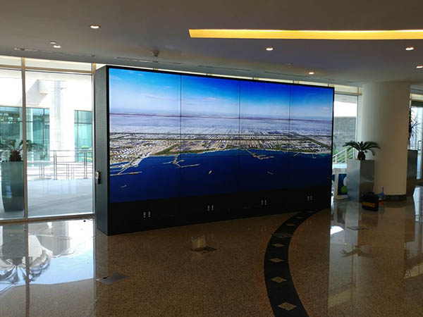 LCD VIDEO WALL IN CABINET